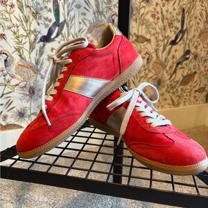 ShuShop Red and Gold Sneakers Vibrant Casual Style
